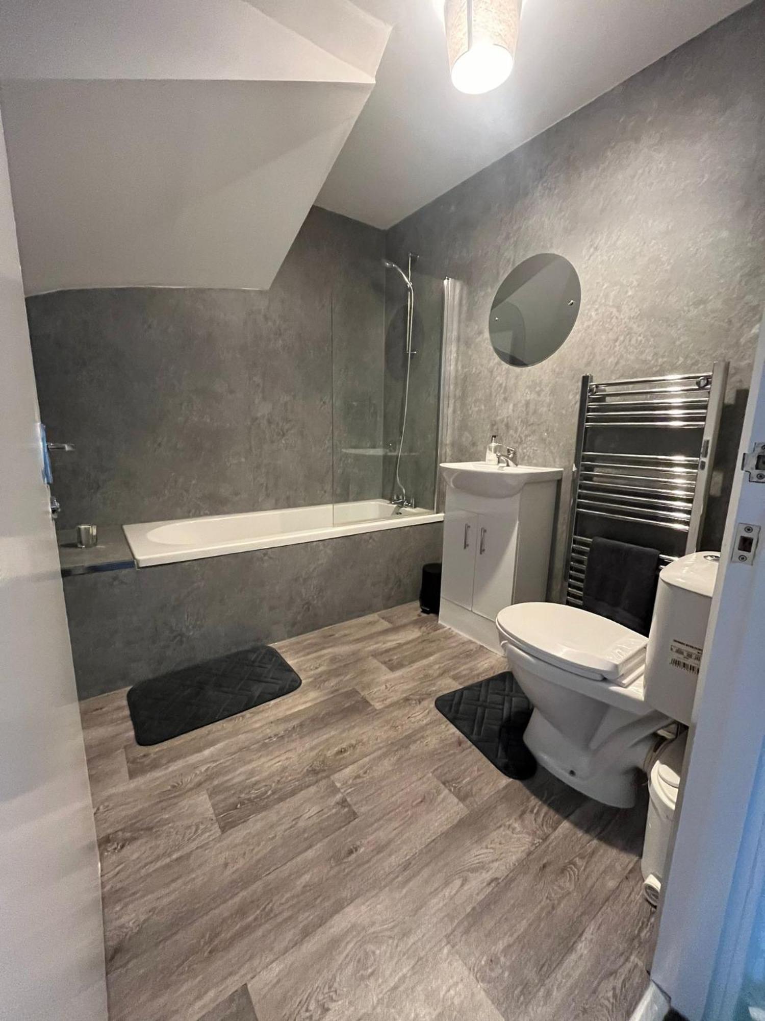 The M Rooms At 144 Kirk of Shotts Exterior photo