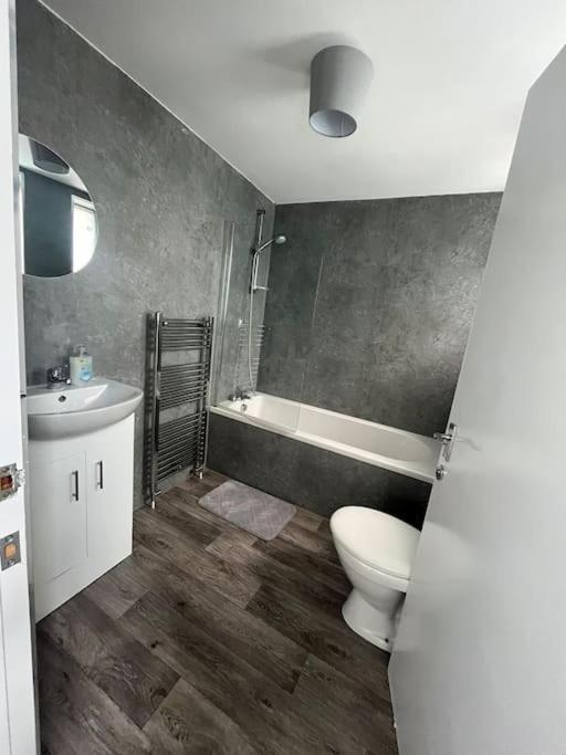 The M Rooms At 144 Kirk of Shotts Exterior photo